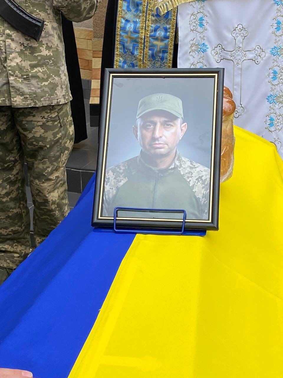Городенківська громада на колінах зустріла полеглого Героя Миколу Чупруна 9