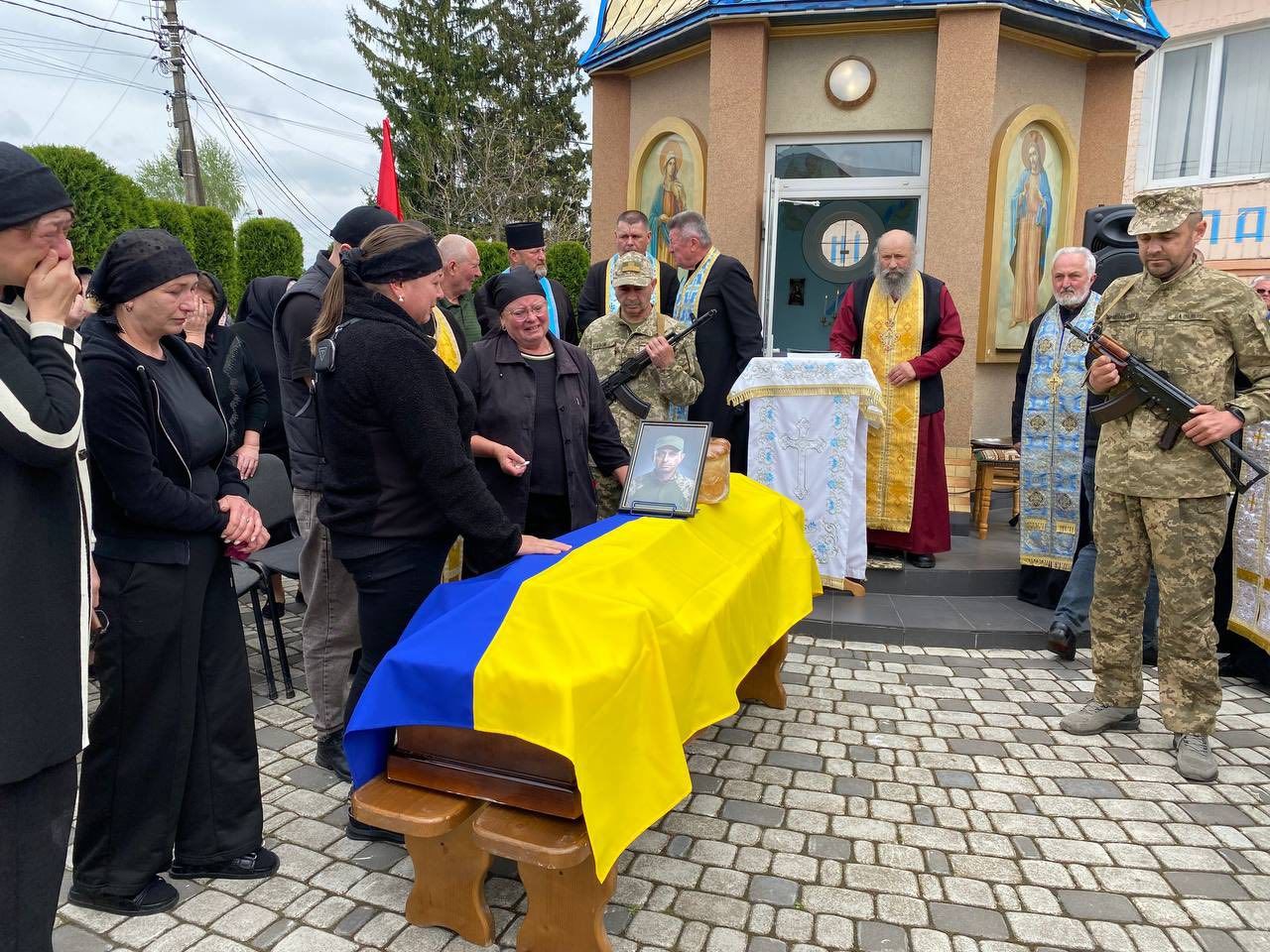 Городенківська громада на колінах зустріла полеглого Героя Миколу Чупруна 10