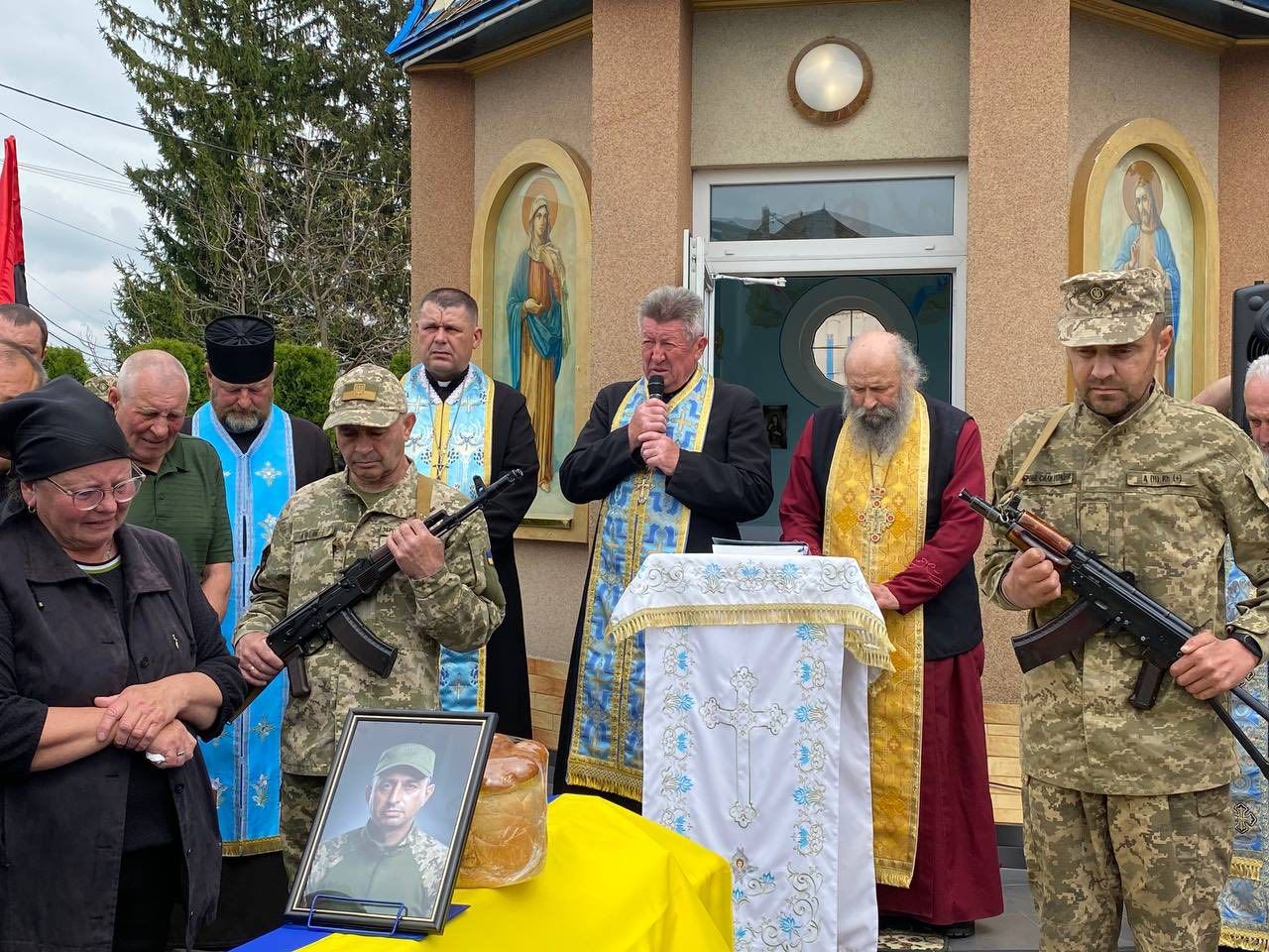 Городенківська громада на колінах зустріла полеглого Героя Миколу Чупруна 11