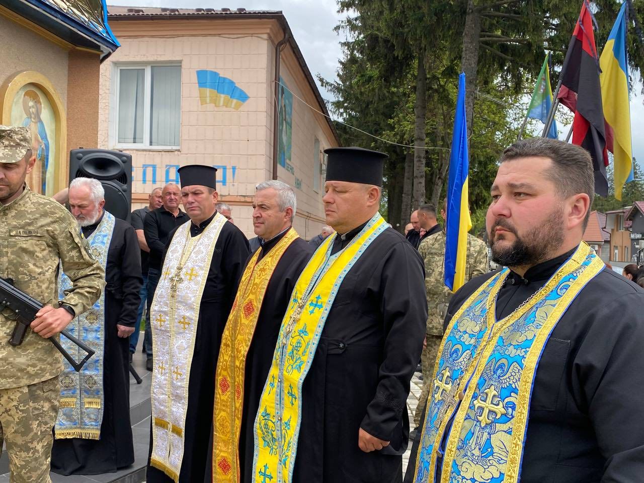Городенківська громада на колінах зустріла полеглого Героя Миколу Чупруна 12