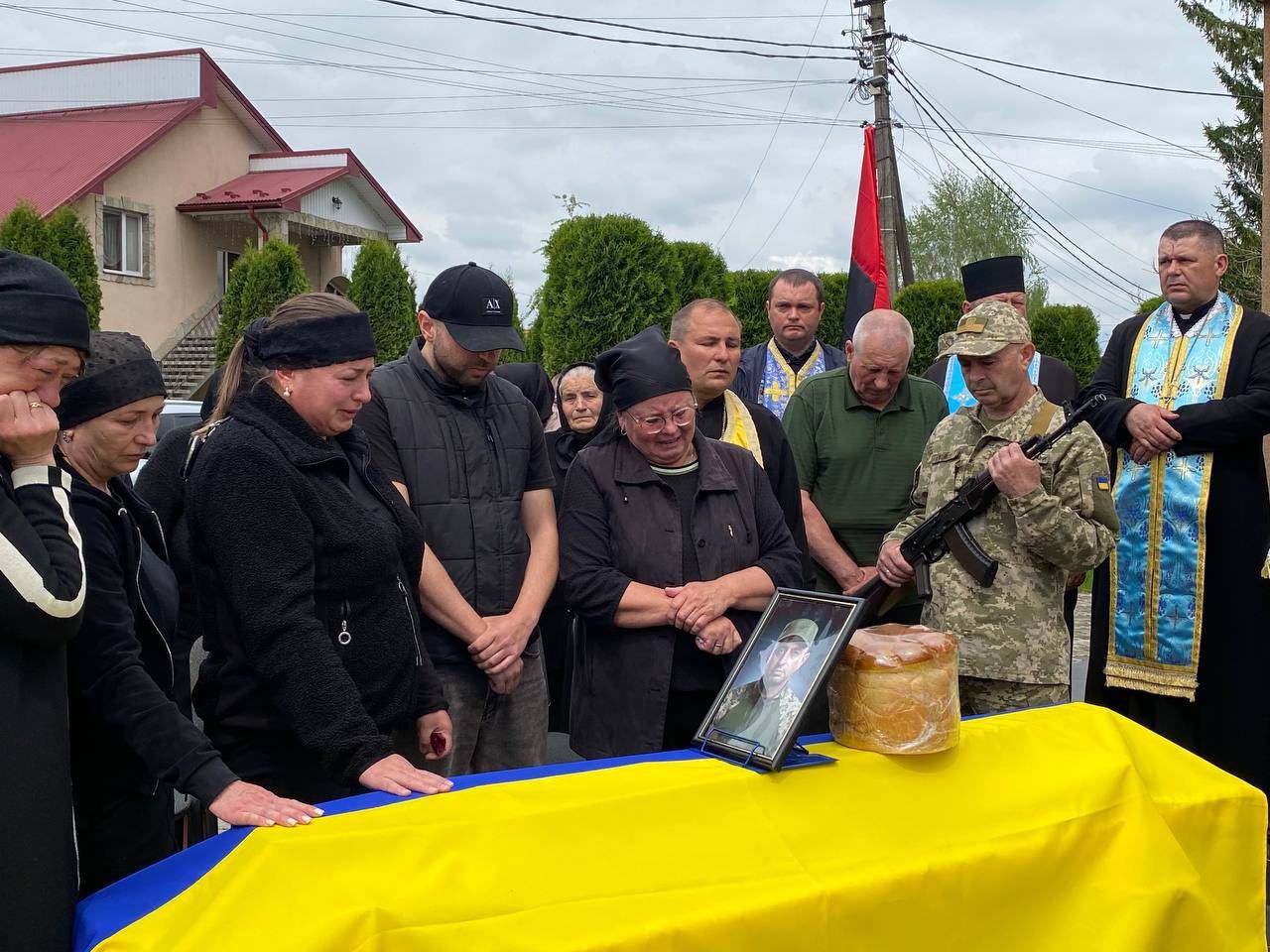 Городенківська громада на колінах зустріла полеглого Героя Миколу Чупруна 15