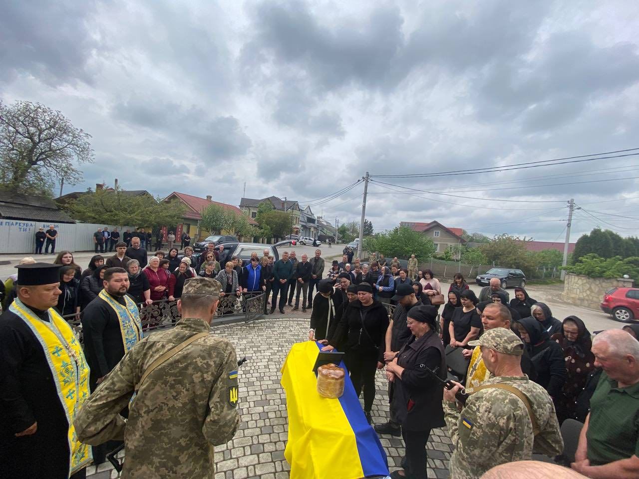 Городенківська громада на колінах зустріла полеглого Героя Миколу Чупруна 16