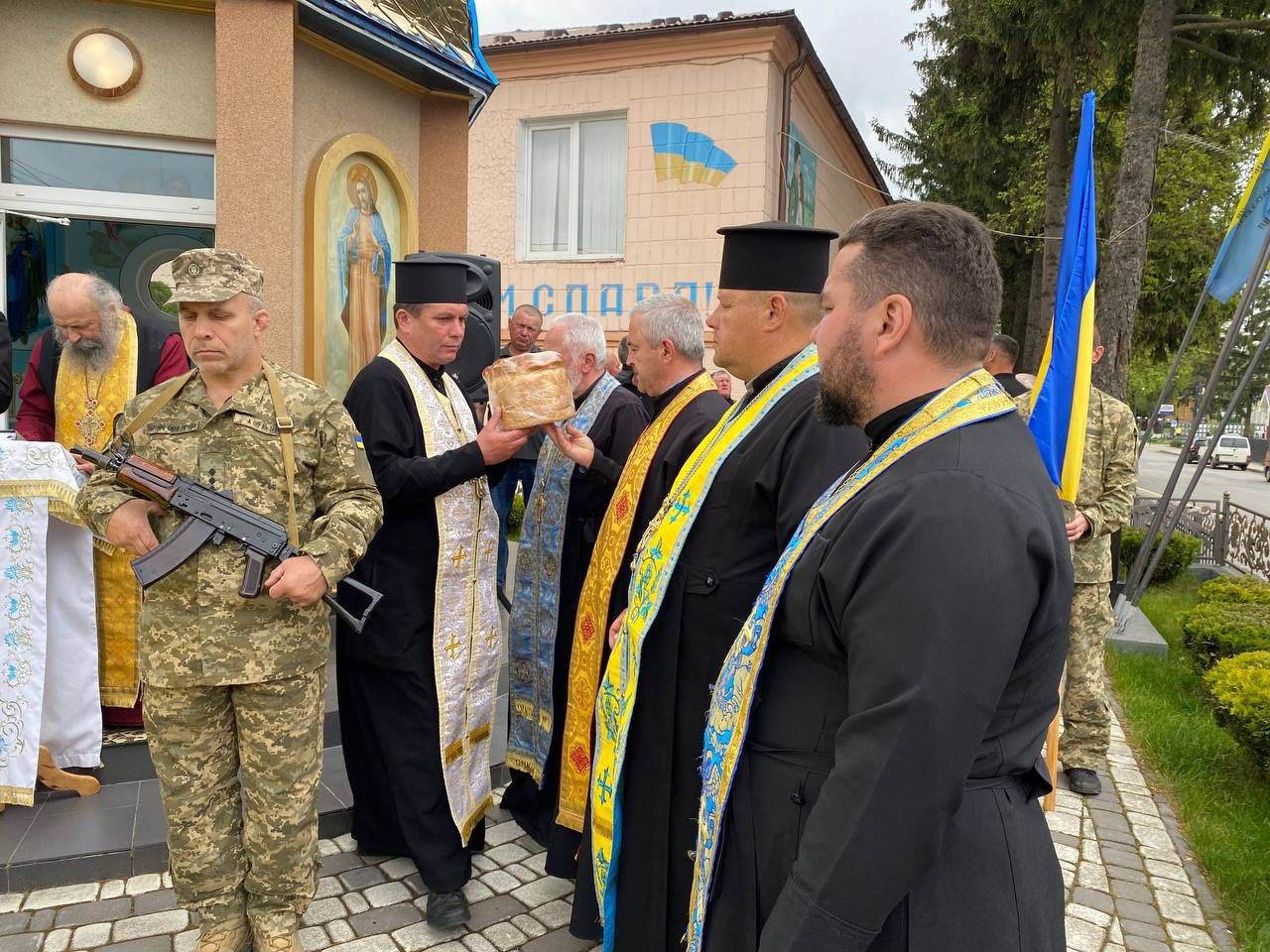 Городенківська громада на колінах зустріла полеглого Героя Миколу Чупруна 18