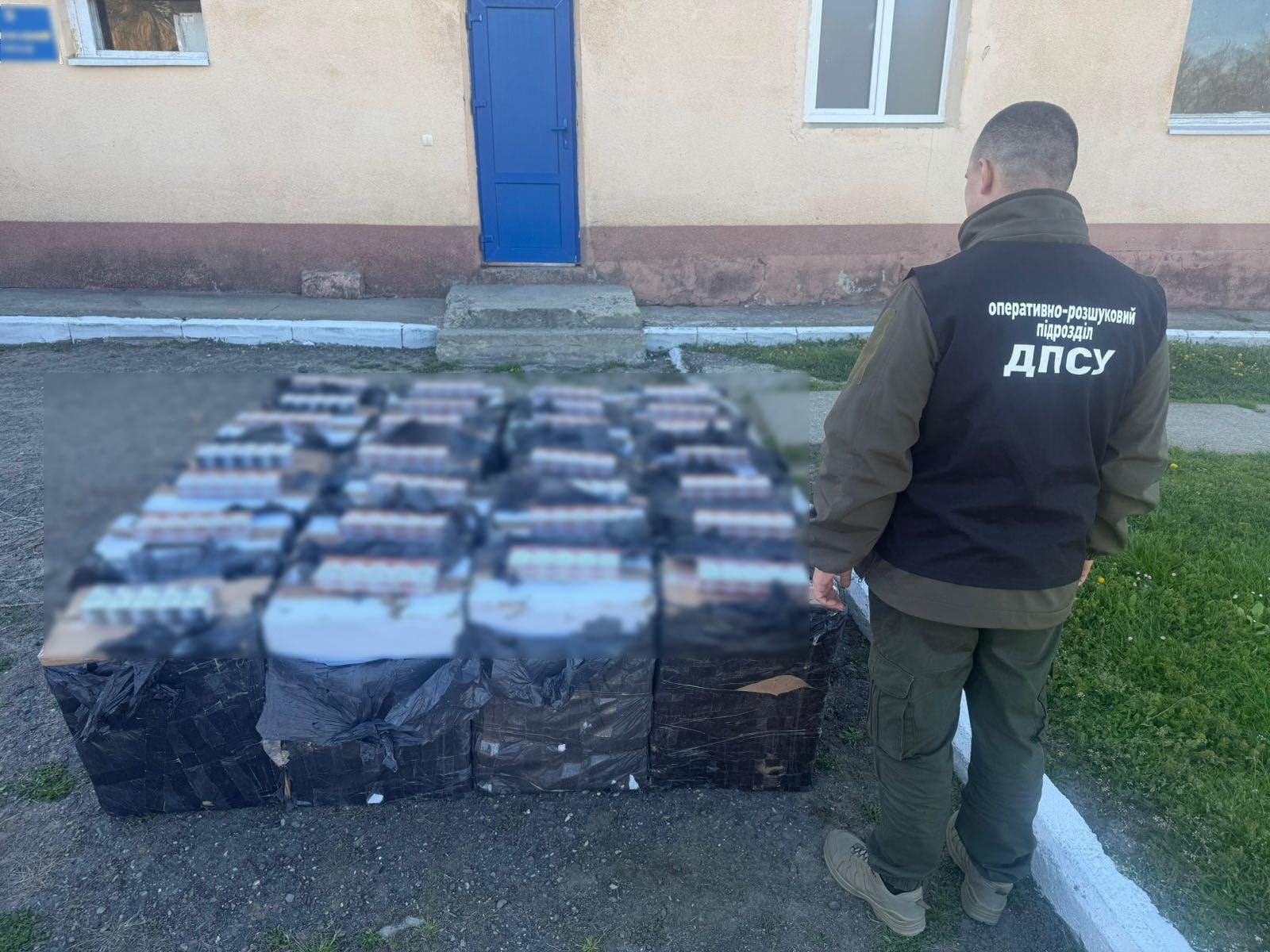 На кордоні з Румунією контрабандисти втекли від прикордонників, покинувши сигарет на понад 860 тисяч гривень 5