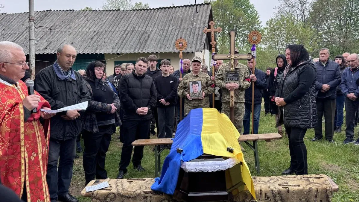 У Делятині в останню путь провели захисника Петра Чабана
