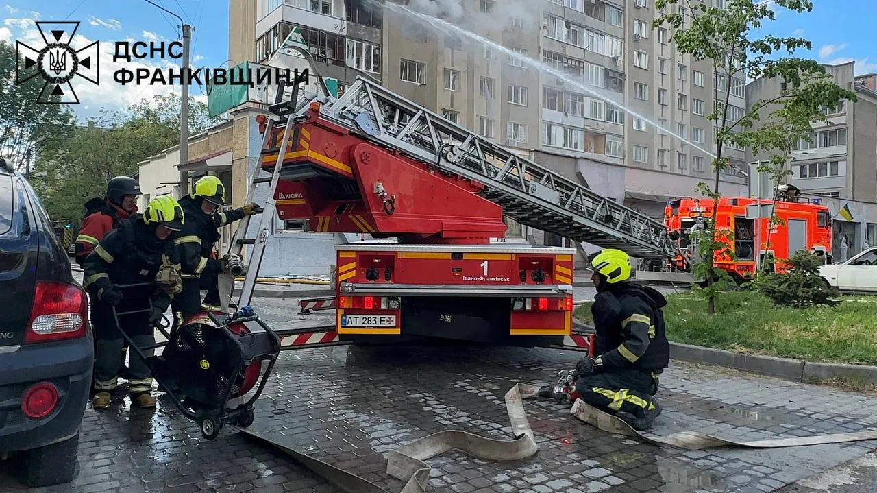 Наслідки ворожої атаки: у Франківську горіла багатоповерхівка, а на Надвірнянщині пошкоджені будинки 3