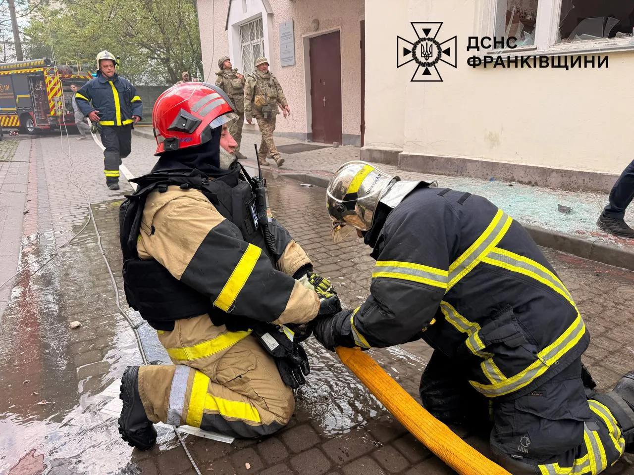 Наслідки ворожої атаки: у Франківську горіла багатоповерхівка, а на Надвірнянщині пошкоджені будинки 5
