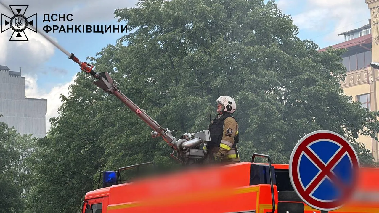 Наслідки ворожої атаки: у Франківську горіла багатоповерхівка, а на Надвірнянщині пошкоджені будинки 6