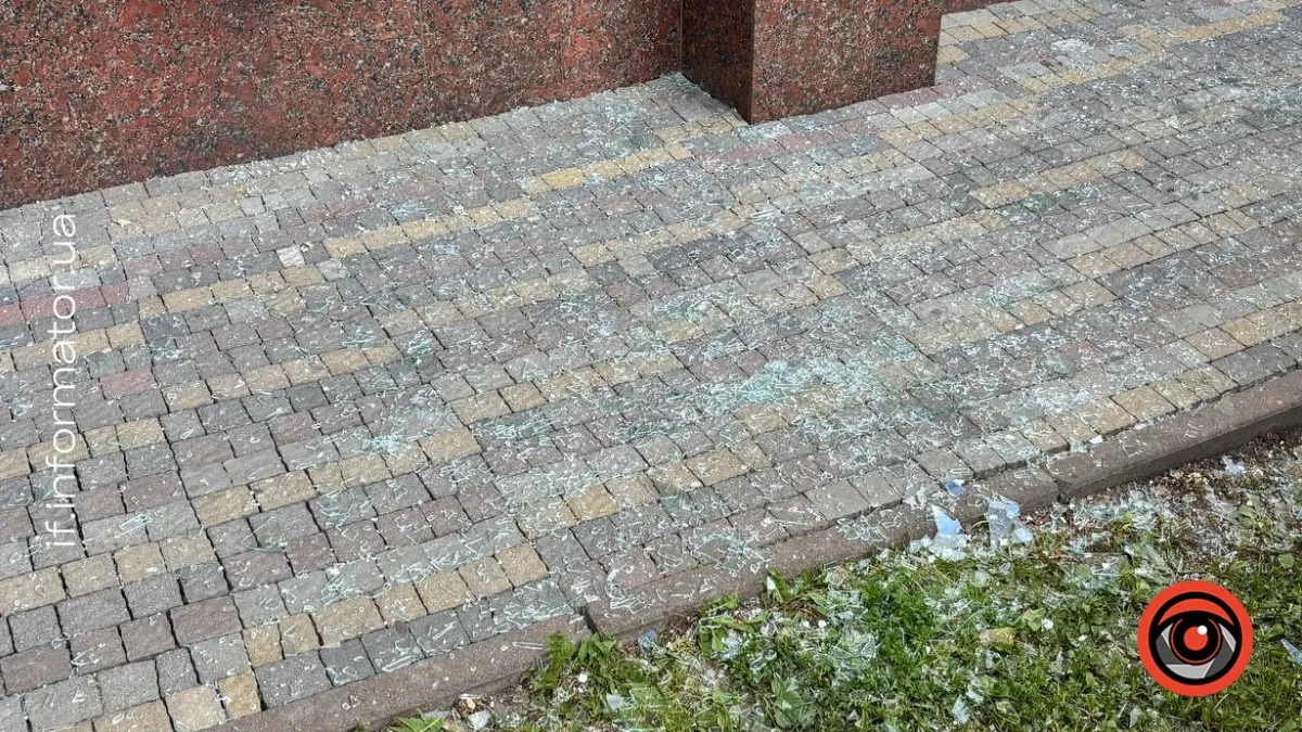 Розбиті вікна та потрощені авто: як Франківськ оговтується після ворожої атаки 2