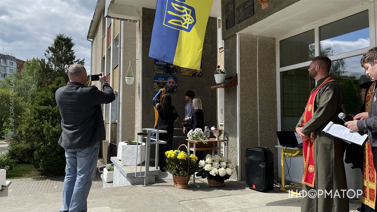 На фасаді ліцею №6 у Коломиї відкрили пам’ятну дошку Михайлу Візнюку 6