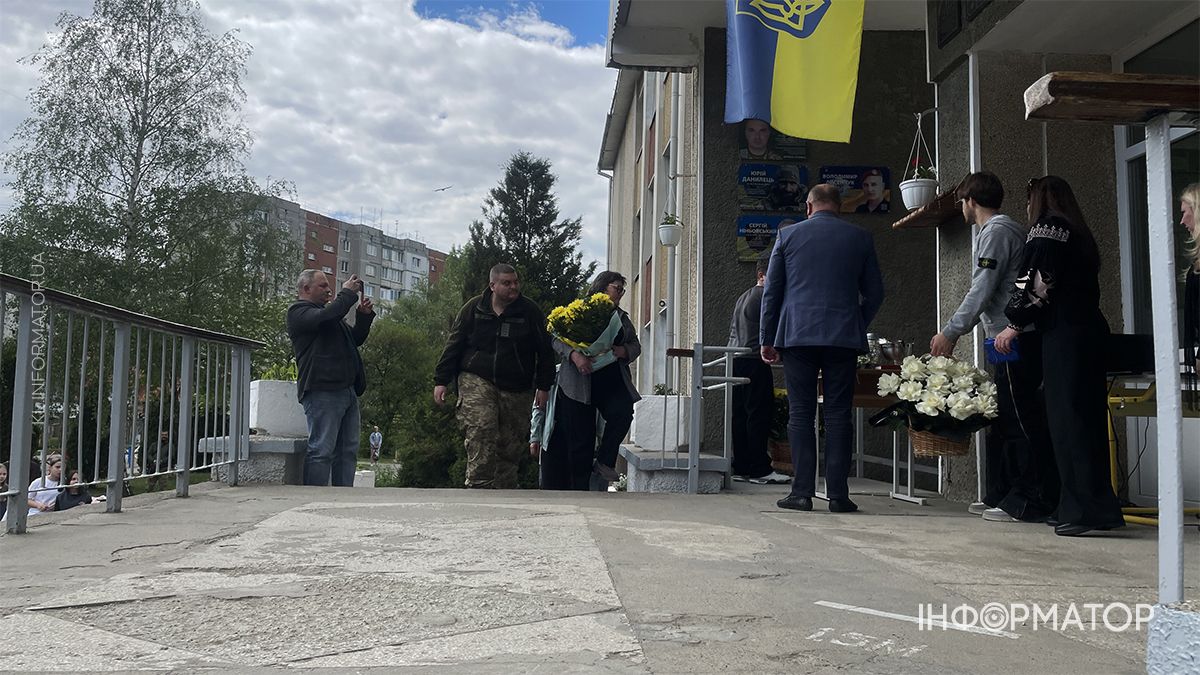 На фасаді ліцею №6 у Коломиї відкрили пам’ятну дошку Михайлу Візнюку 13