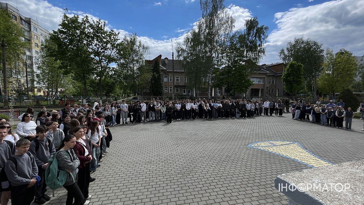 На фасаді ліцею №6 у Коломиї відкрили пам’ятну дошку Михайлу Візнюку 1