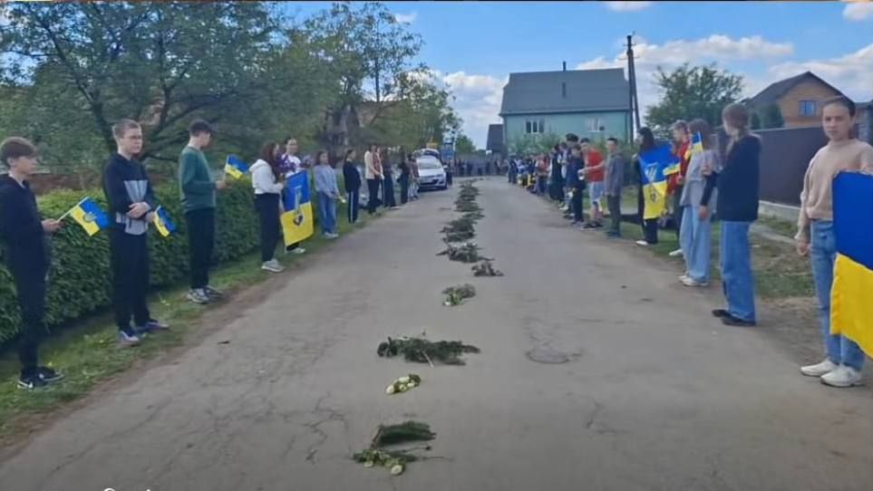 До Турки на вічний спочинок повернувся захисник Андрій Голоднюк 3