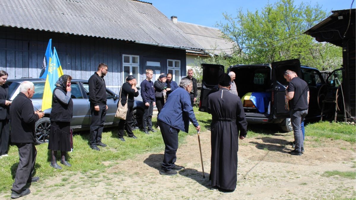 На вічний спочинок на Надвірнянщину повернувся воїн Василь Тащук 5