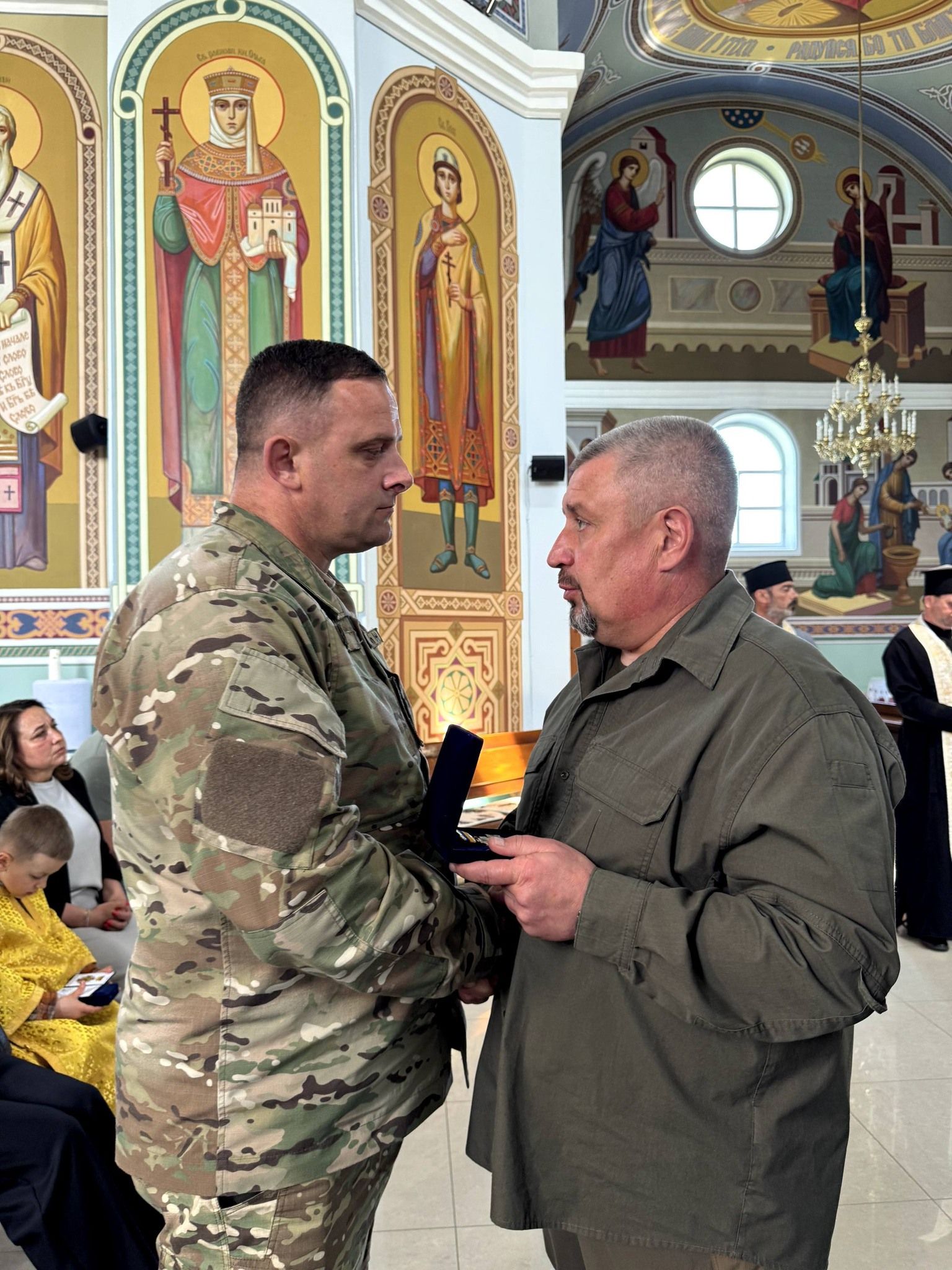 У Косові посмертно нагородили захисників відзнаками "За заслуги перед Прикарпаттям" 1
