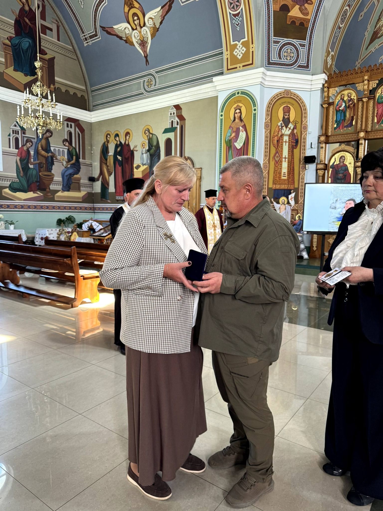 У Косові посмертно нагородили захисників відзнаками "За заслуги перед Прикарпаттям" 8