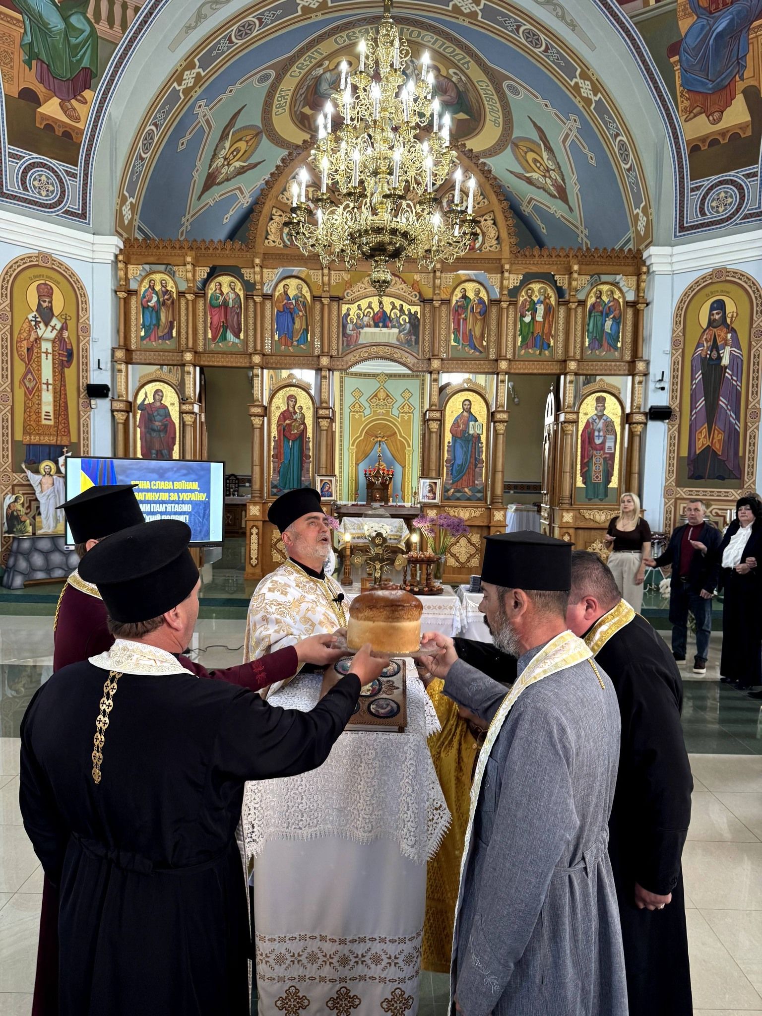 У Косові посмертно нагородили захисників відзнаками "За заслуги перед Прикарпаттям" 10