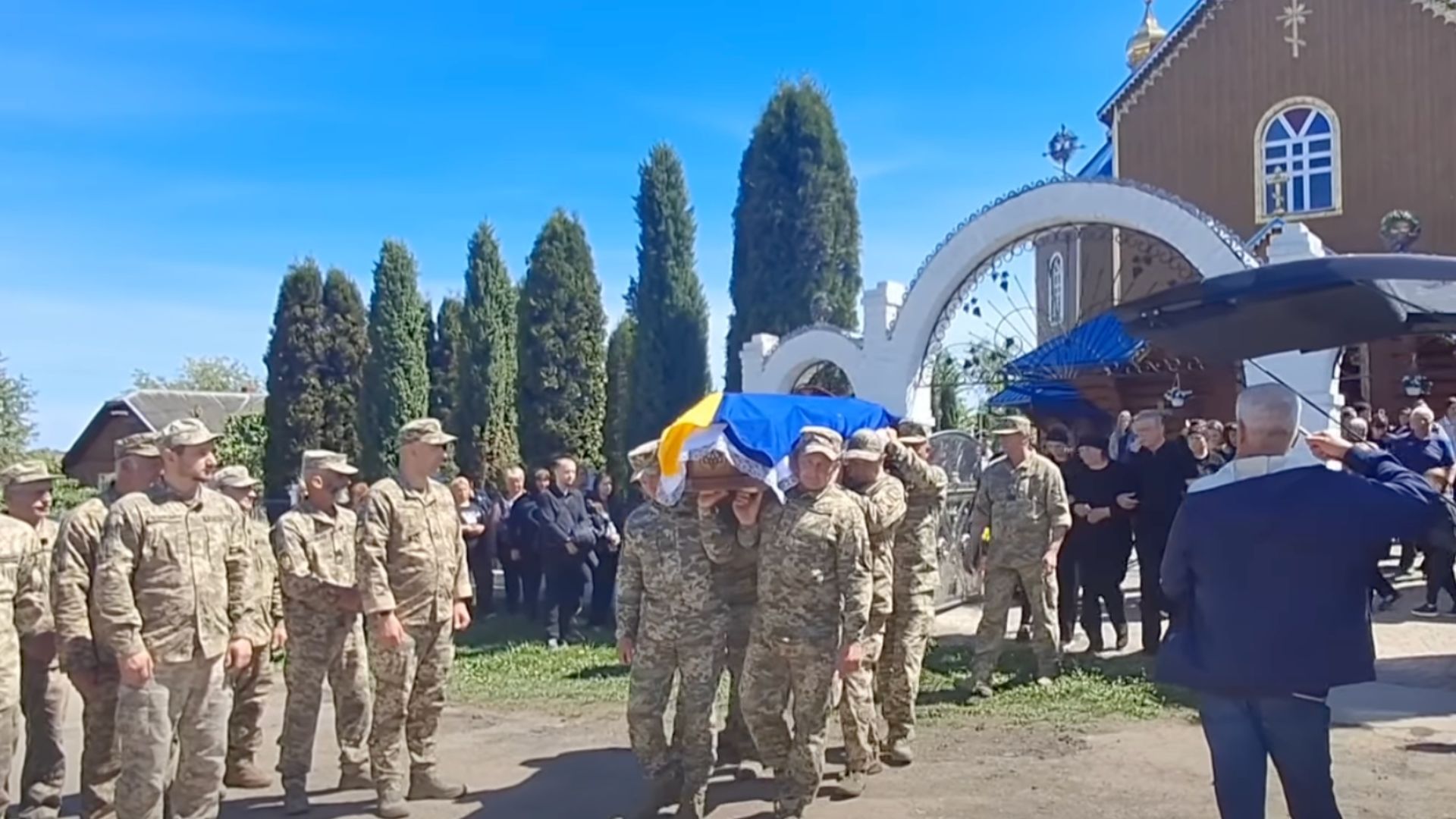 У Пʼядицькій громаді попрощались із полеглим Героєм Андрієм Голоднюком 14