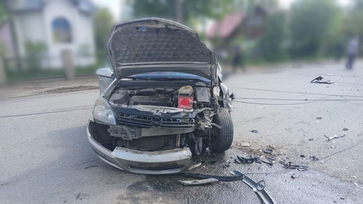 Дві автівки зіткнулися на перехресті у Надвірній 2