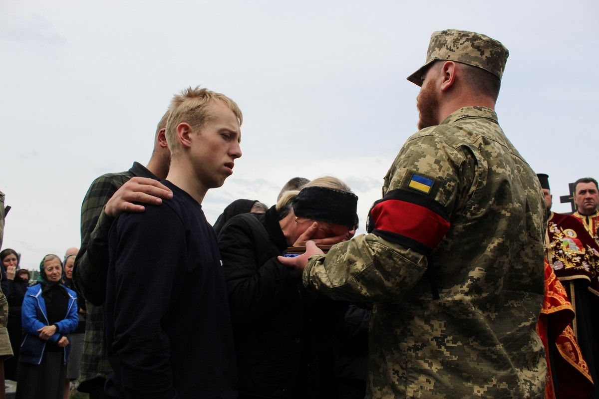В Делятинській громаді відбулося прощання із захисником Василем Тащуком 12