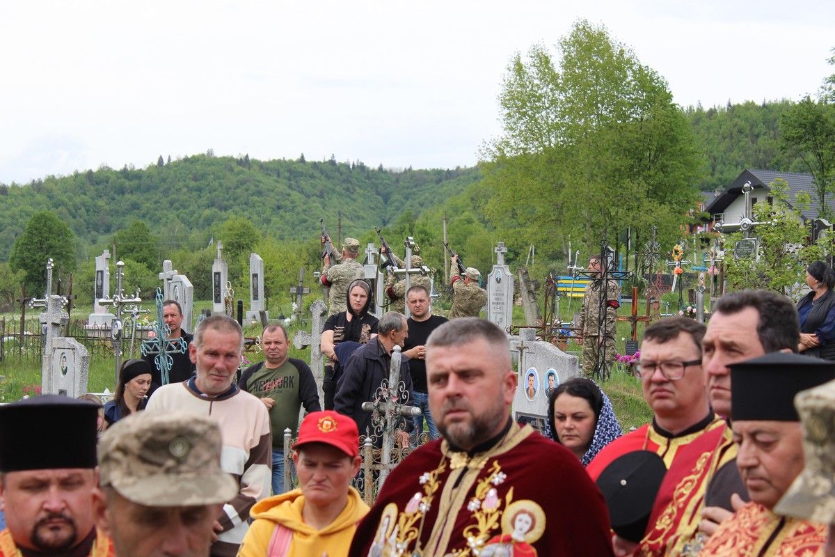 В Делятинській громаді відбулося прощання із захисником Василем Тащуком 10