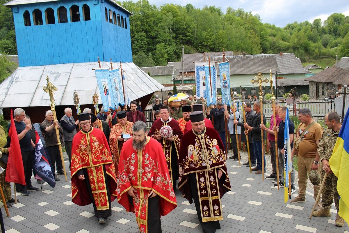 В Делятинській громаді відбулося прощання із захисником Василем Тащуком 7