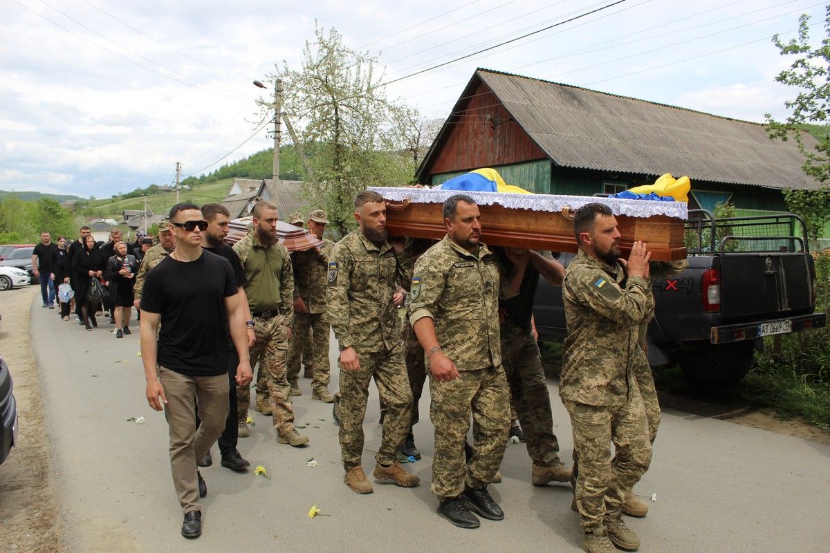 В Делятинській громаді відбулося прощання із захисником Василем Тащуком 6