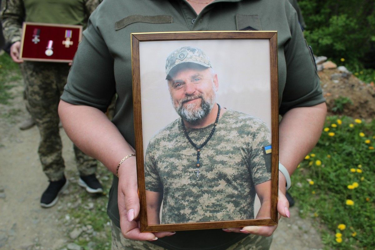В Делятинській громаді відбулося прощання із захисником Василем Тащуком 1