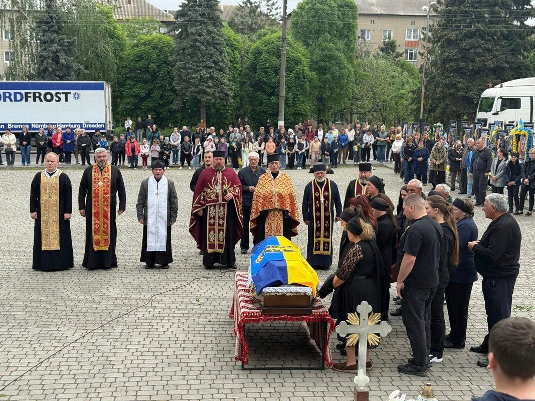 Полеглий захисник Ігор Павелкевич повернувся до рідної Отинії 4