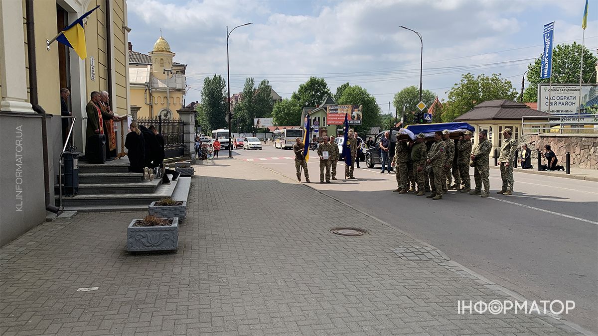 У Коломиї "на щиті" зустріли полеглого захисника Андрія Завальнюка 11