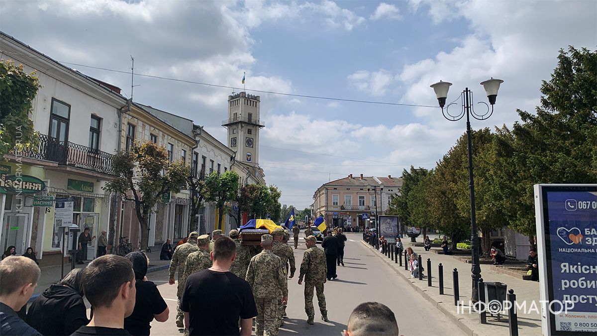 У Коломиї "на щиті" зустріли полеглого захисника Андрія Завальнюка 10