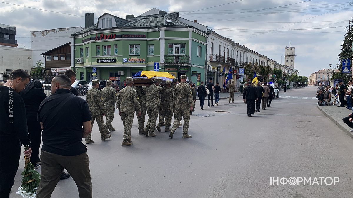 У Коломиї "на щиті" зустріли полеглого захисника Андрія Завальнюка 9