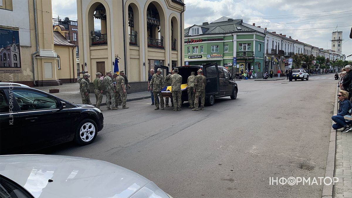 У Коломиї "на щиті" зустріли полеглого захисника Андрія Завальнюка 5
