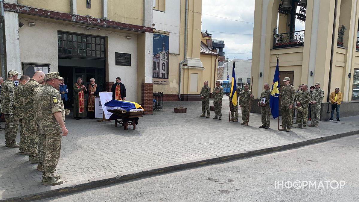 У Коломиї "на щиті" зустріли полеглого захисника Андрія Завальнюка 7