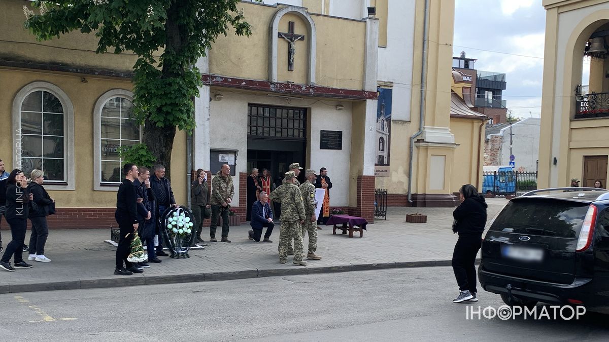 У Коломиї "на щиті" зустріли полеглого захисника Андрія Завальнюка 6