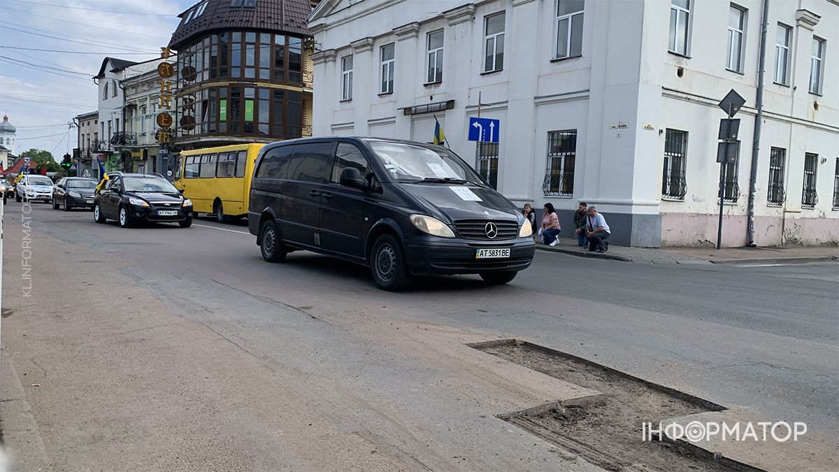 У Коломиї "на щиті" зустріли полеглого захисника Андрія Завальнюка 2
