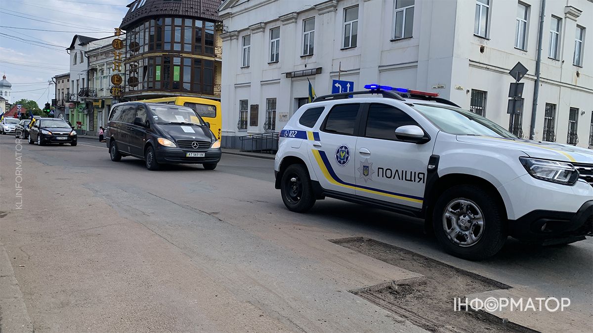 У Коломиї "на щиті" зустріли полеглого захисника Андрія Завальнюка 1