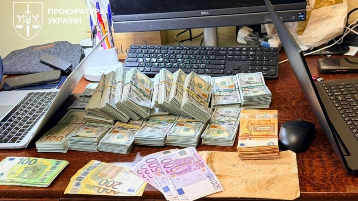 З'явилися нові деталі затримання топпосадовців Нацполіції: вилучено автопарк, зброю та мільйони готівки