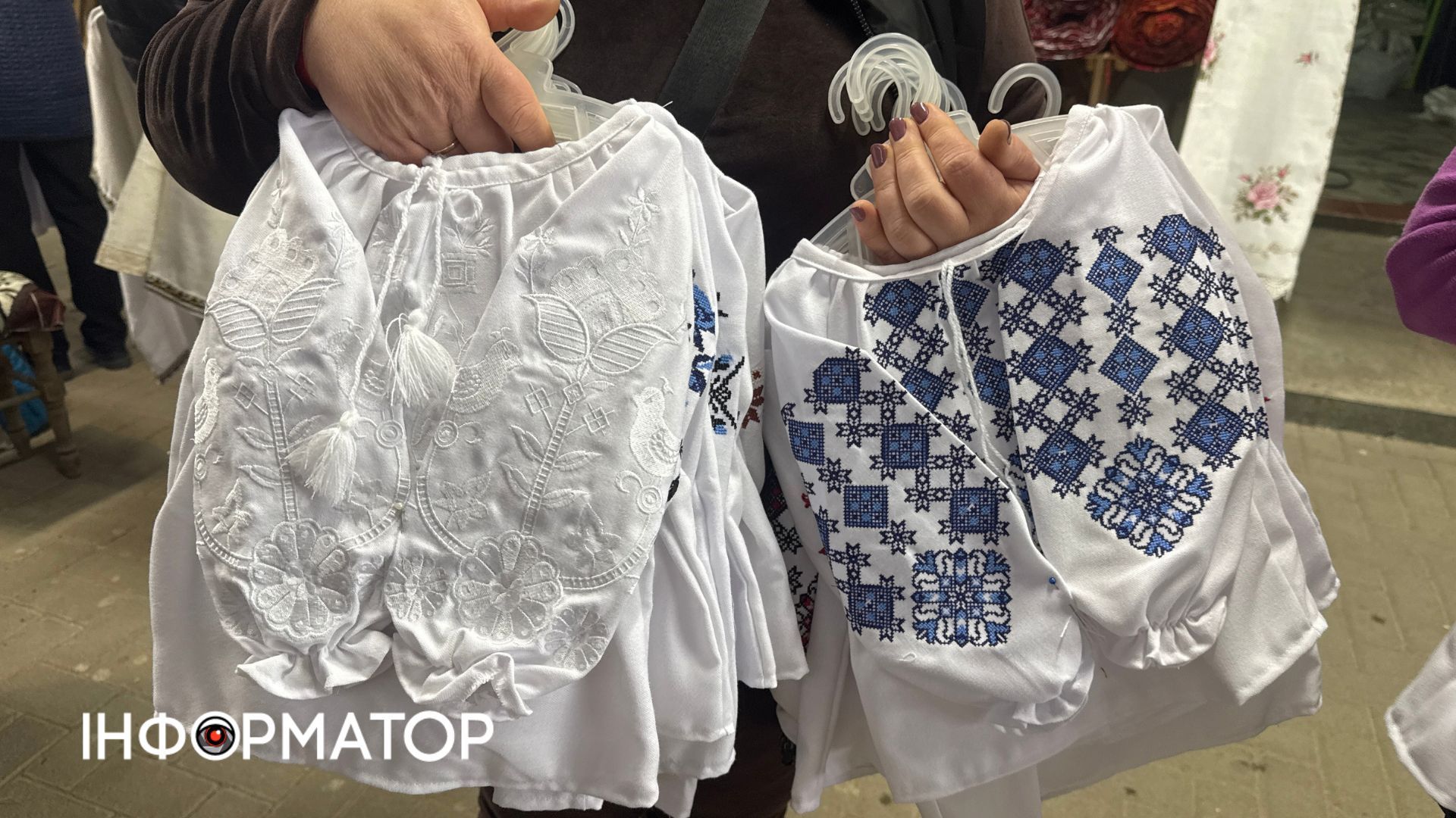 Скільки коштують сорочки та плаття на вишиванковому базарі в Коломиї? 24
