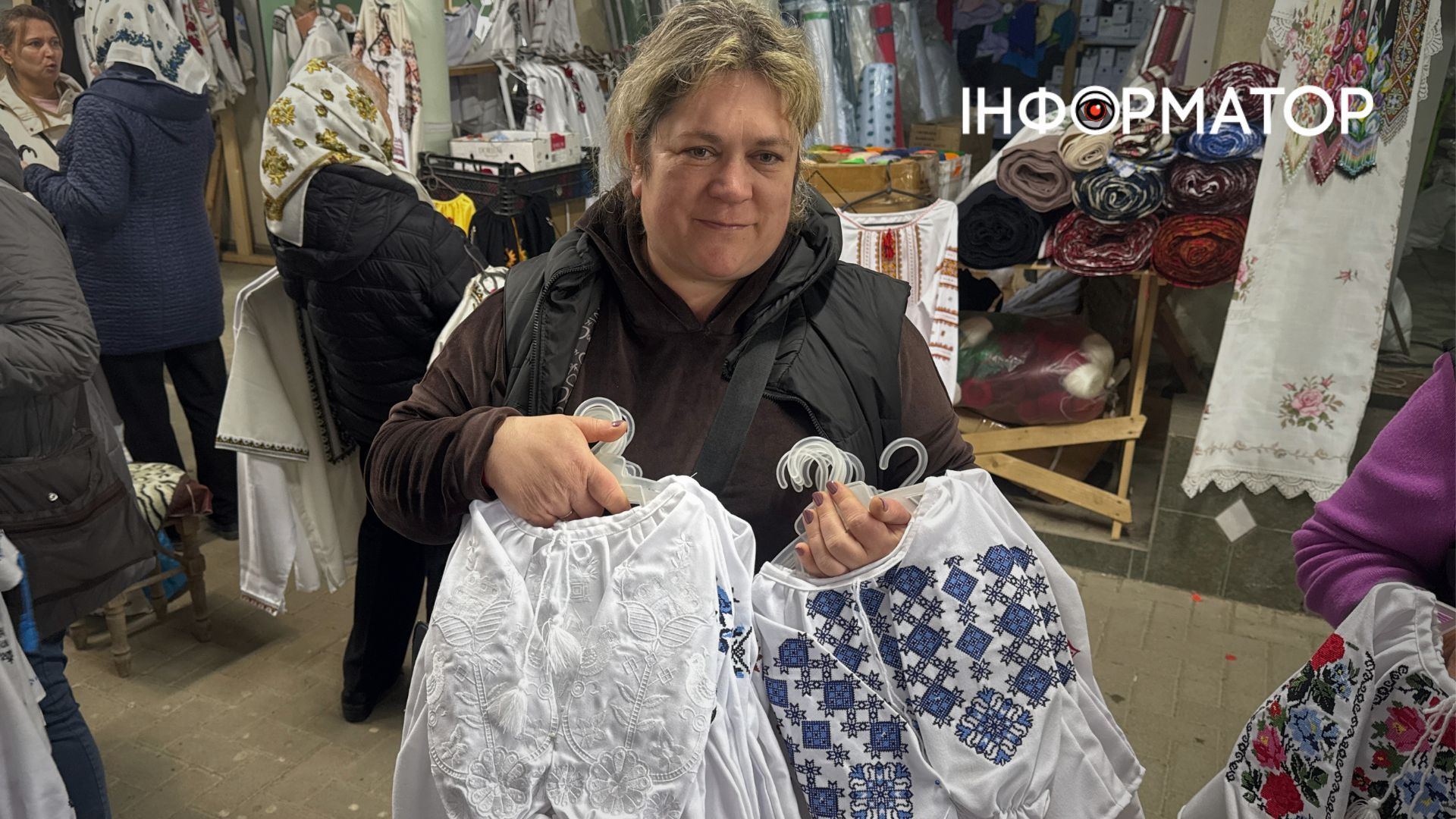 Продавчиня дитячих вишитих сорочок на нічному ринку "Колос" у Коломиї Продавчиня дитячих вишитих сорочок на нічному ринку "Колос" у Коломиї