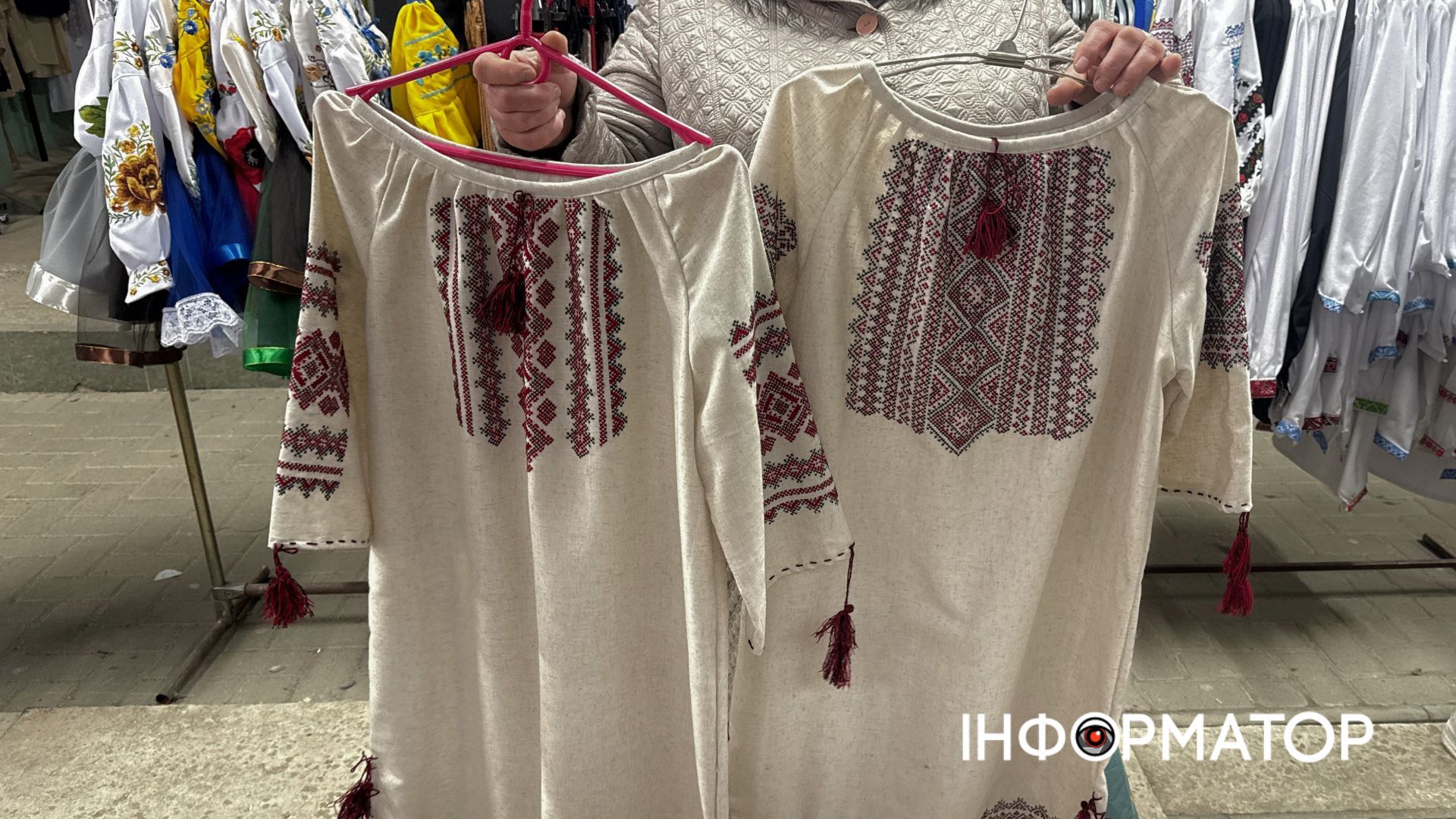 Скільки коштують сорочки та плаття на вишиванковому базарі в Коломиї? 14