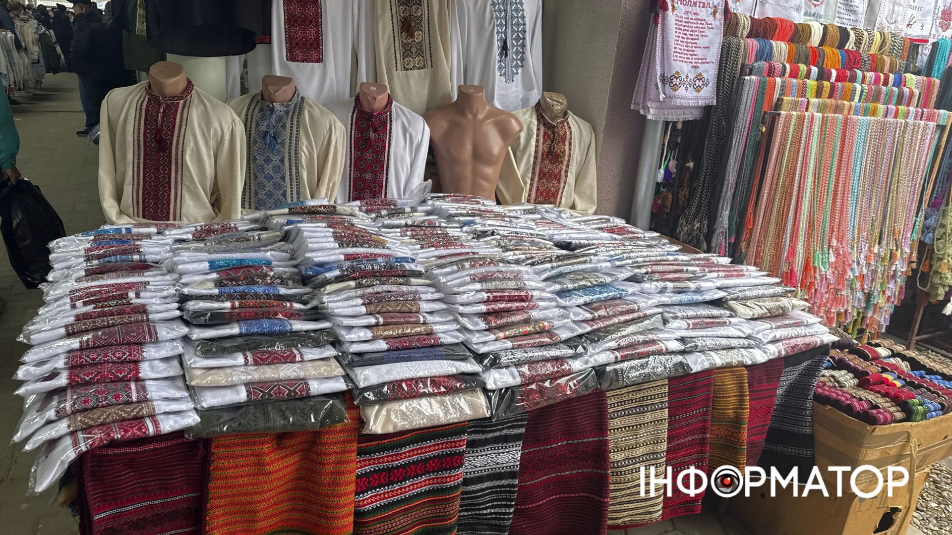 Скільки коштують сорочки та плаття на вишиванковому базарі в Коломиї? 13