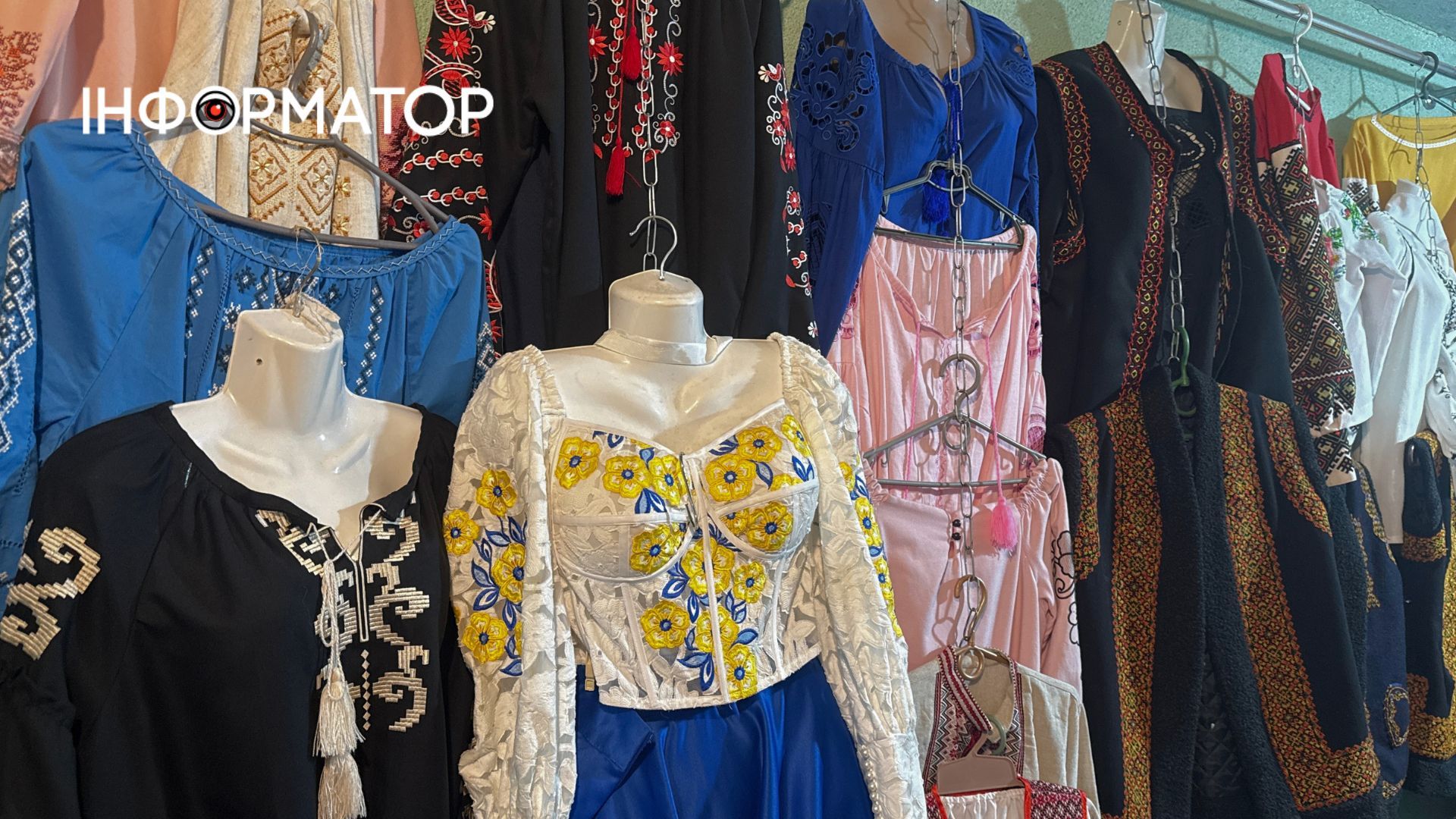 Скільки коштують сорочки та плаття на вишиванковому базарі в Коломиї? 10