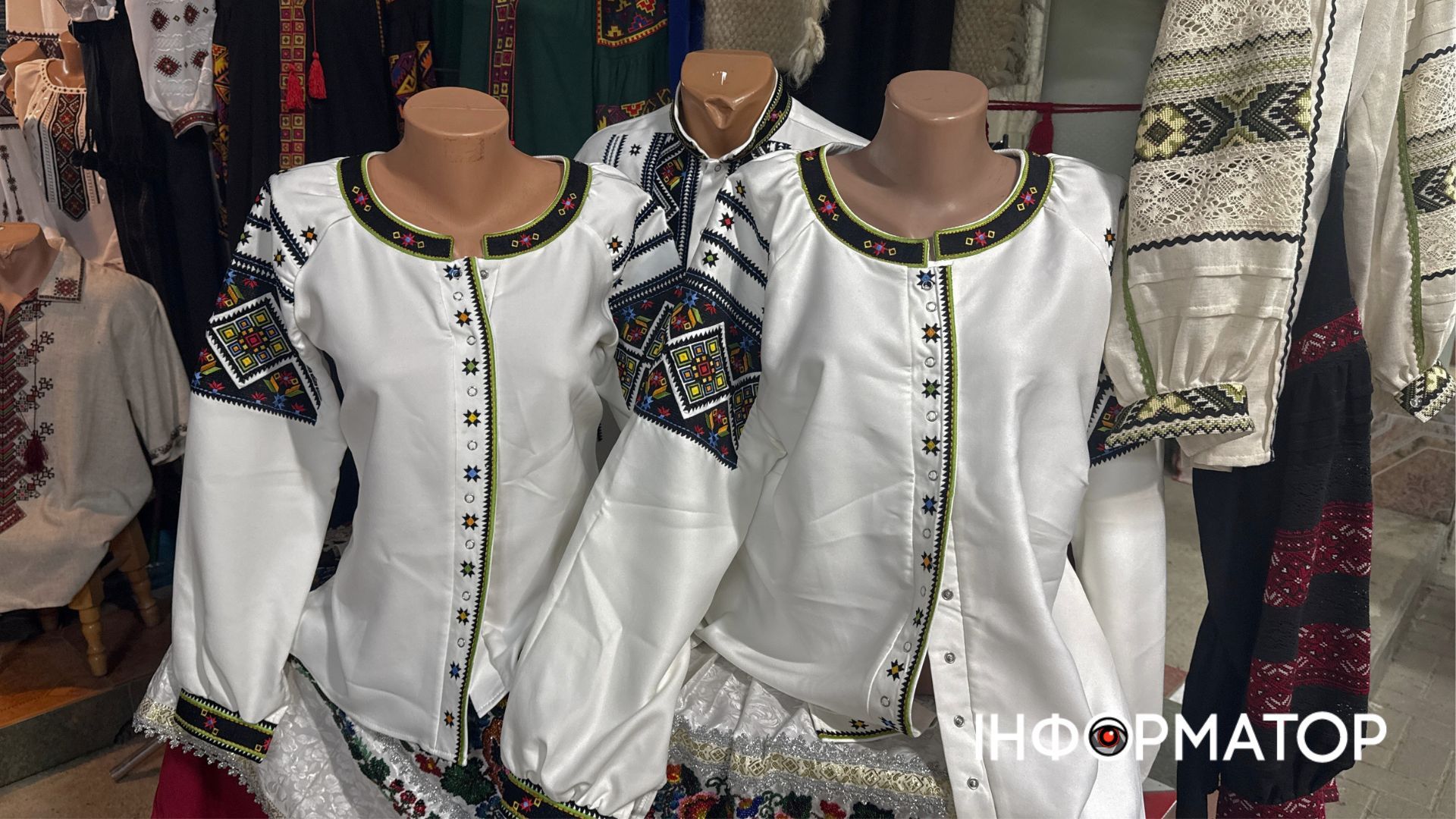 Скільки коштують сорочки та плаття на вишиванковому базарі в Коломиї? 11