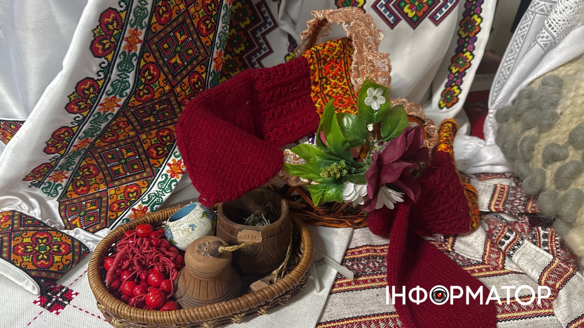 Скільки коштують сорочки та плаття на вишиванковому базарі в Коломиї? 12