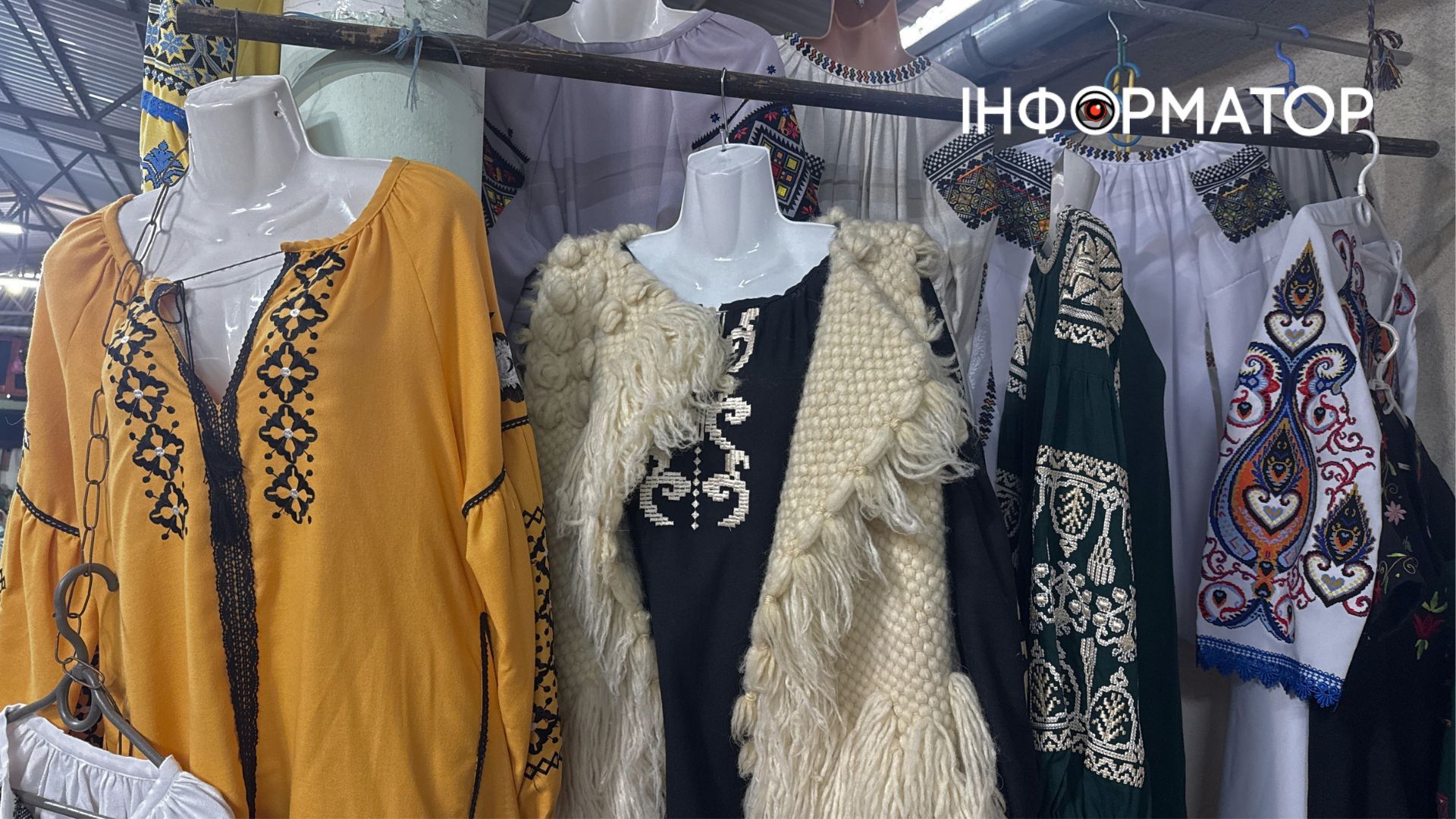 Жіночі вишиванки на ринку в Коломиї Скільки коштують сорочки та плаття на вишиванковому базарі в Коломиї? 2