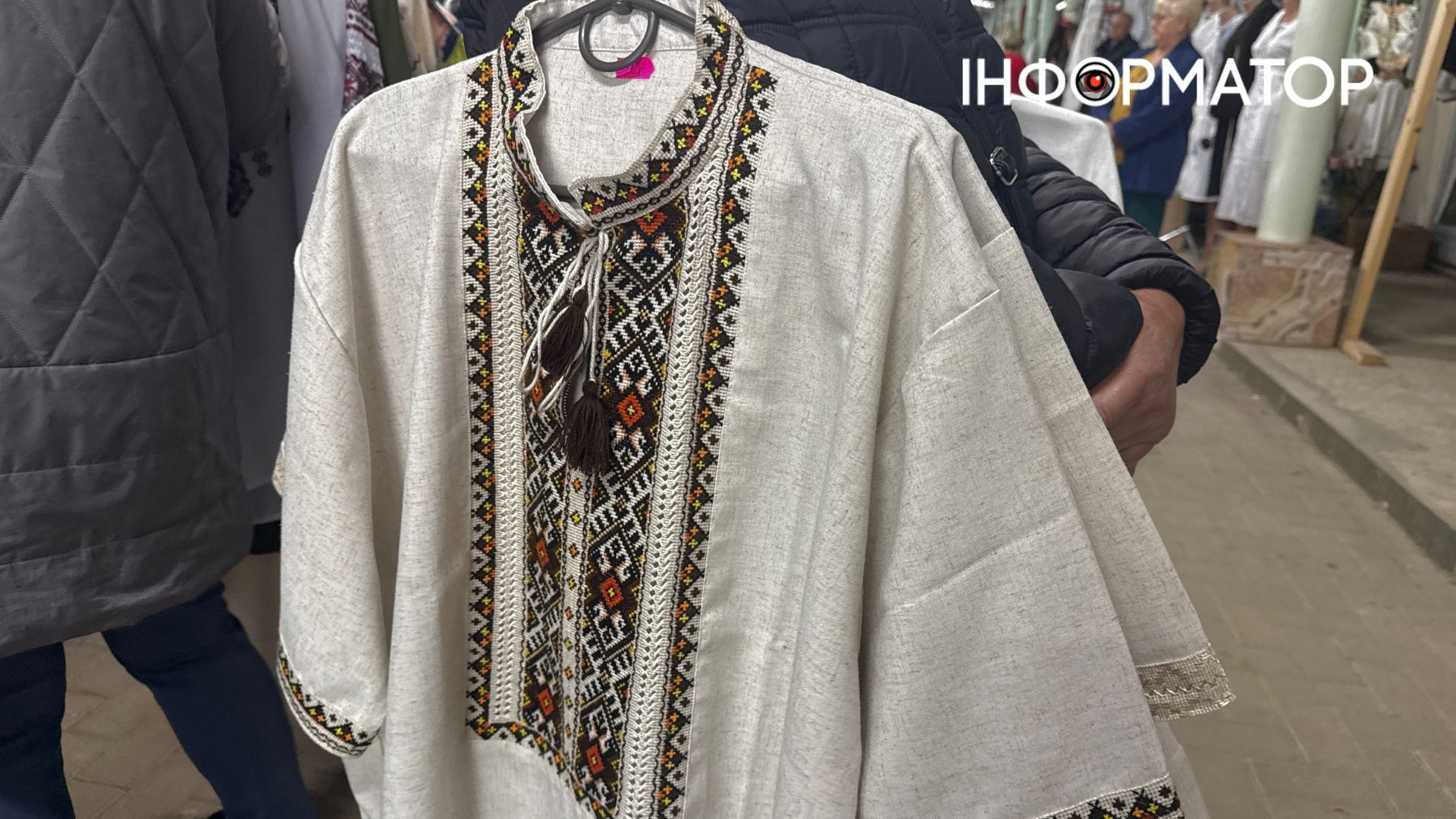 Скільки коштують сорочки та плаття на вишиванковому базарі в Коломиї? 15