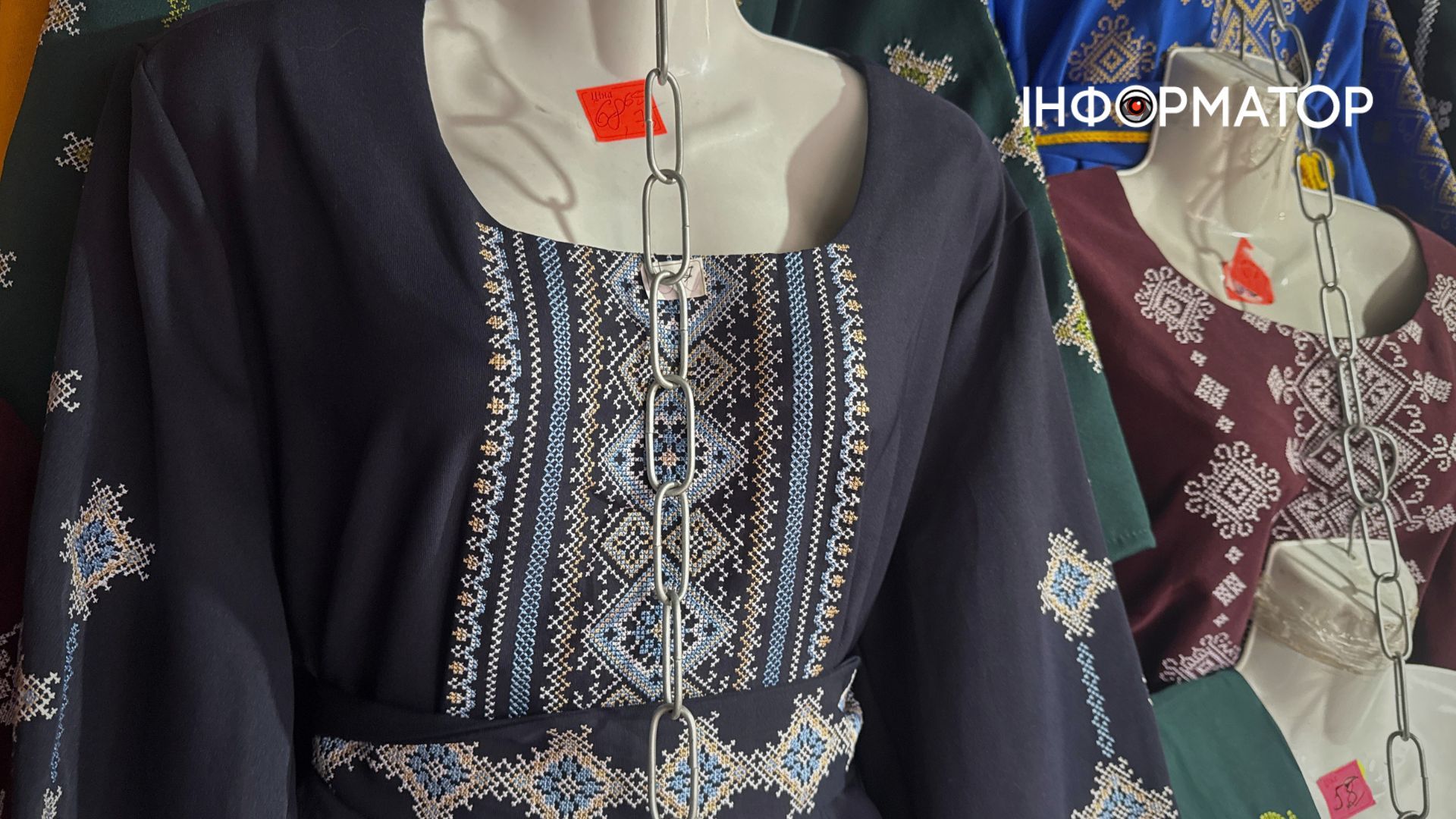 Скільки коштують сорочки та плаття на вишиванковому базарі в Коломиї? 21
