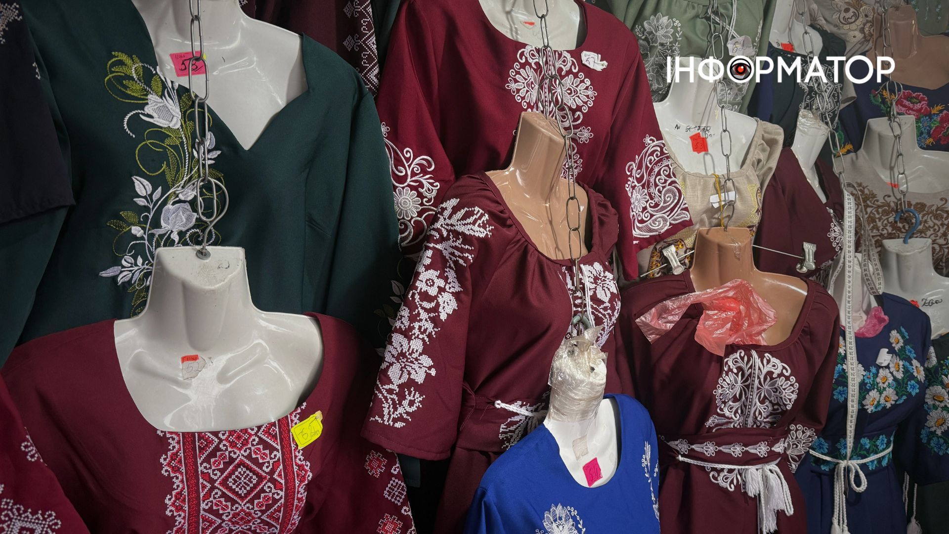 Скільки коштують сорочки та плаття на вишиванковому базарі в Коломиї? 22
