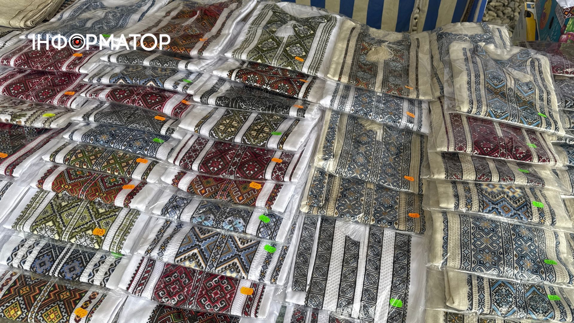 Чоловічі сорочки на вишиванковому базарі в Коломиї. Ціни стартують від 1200 грн Скільки коштують сорочки та плаття на вишиванковому базарі в Коломиї? 6